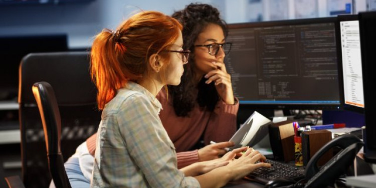 Las mujeres y su relación con la tecnología: "Una no puede elegir lo que no ve"