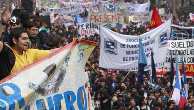 imagen Chile: Un jóven muerto por la policía y más de 1000 detenidos