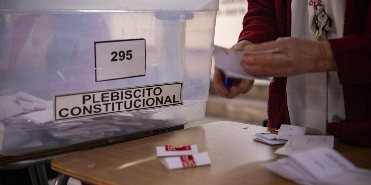 Plebiscito en Chile: ganó el rechazo y seguirá rigiendo la Constitución de Pinochet