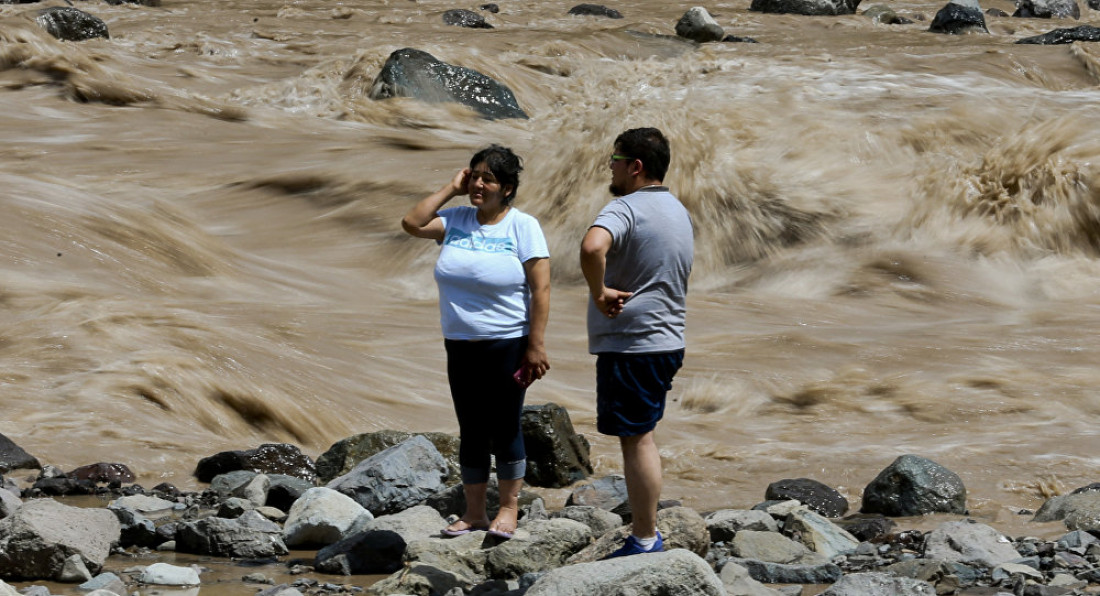 Militares rescatan en helicópteros a los inundados en Chile