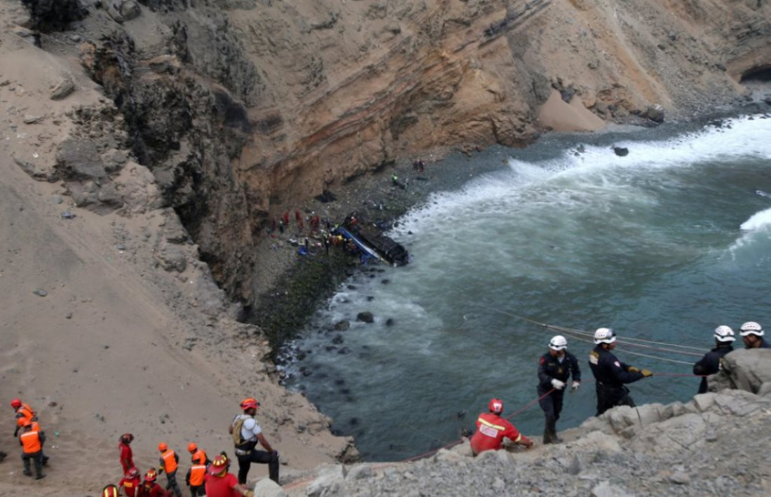 Al menos 48 muertos en Perú por una tragedia vial