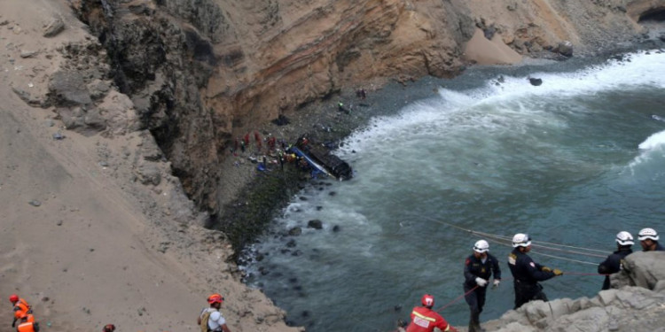 Al menos 48 muertos en Perú por una tragedia vial