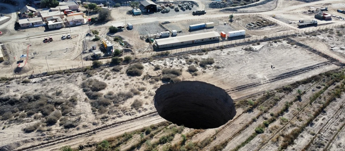 Dos hipótesis para explicar en gigantesco agujero que apareció en Atacama, Chile