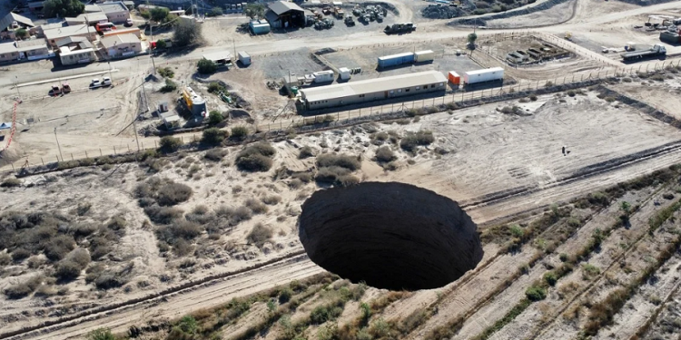 Dos hipótesis para explicar en gigantesco agujero que apareció en Atacama, Chile