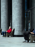 Arquitectura hostil: cómo las ciudades expulsan a grupos sociales del espacio público 