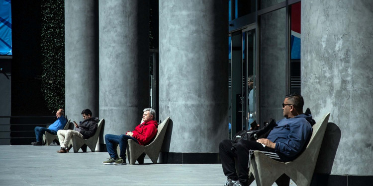 Arquitectura hostil: cómo las ciudades expulsan a grupos sociales del espacio público 
