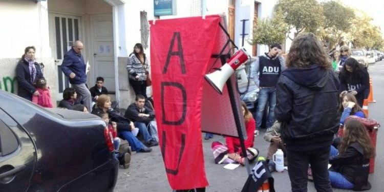 Universidad Nacional de San Luis: "la toma es llevada por ADU y apoyada por estudiantes universitarios"