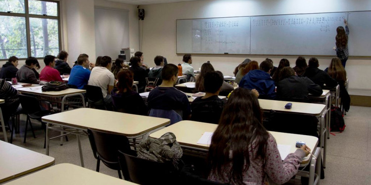 Por qué la serie "La Directora" y el video de la docente discutiendo ponen en jaque la forma de educar