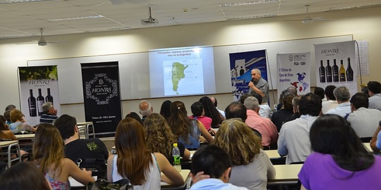 Primera clínica de degustación de vinos de alta gama en la UNCuyo