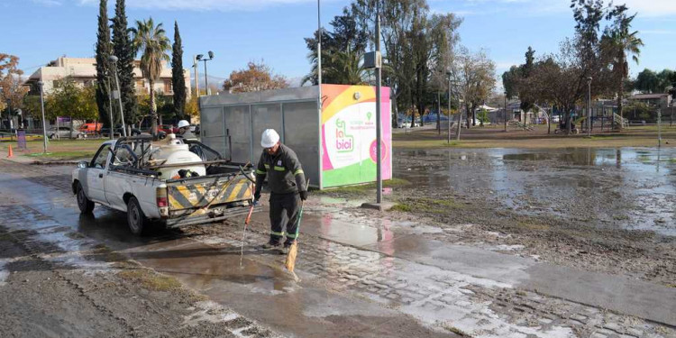 Colapsó la cañería madre de Godoy Cruz y causó un desborde de aguas cloacales