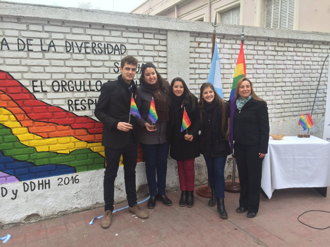 "LO SIMBÓLICO ES QUE MUCHOS MUNICIPIOS VUELVAN A IZAR LA BANDERA DE LA DIVERSIDAD"