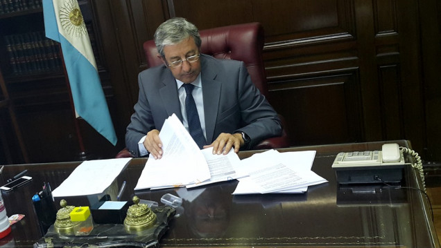 imagen Cobos se suma a las negociaciones para frenar el impuesto al vino
