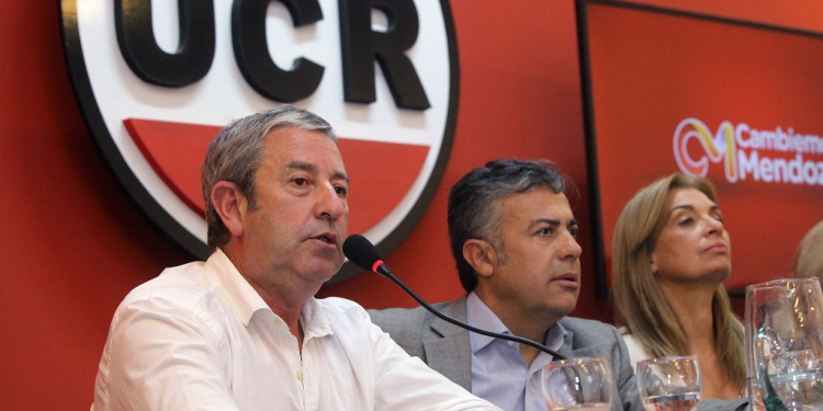 Con críticas a Pérez, cerró la campaña del frente Cambiemos