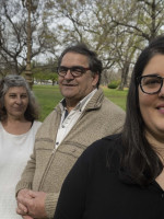 Ni sordos ni oyentes, hijas e hijos de personas sordas se sienten parte de ambas comunidades