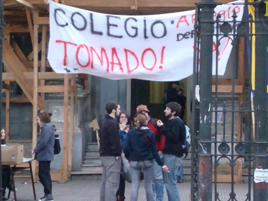 Estudiantes continúan con la toma en 11 escuelas de Buenos Aires
