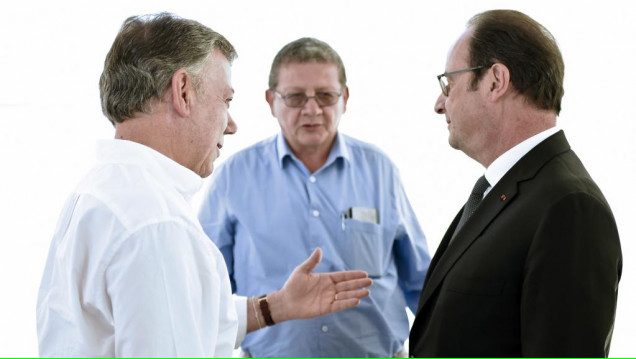 imagen El presidente francés realiza una histórica visita a un campo de desmovilización