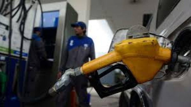 imagen El Gobierno publicó el decreto que congela por 90 días el precio de los combustibles