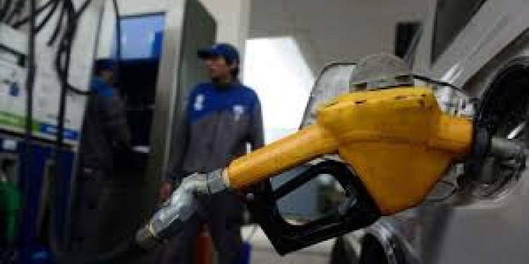 El Gobierno publicó el decreto que congela por 90 días el precio de los combustibles