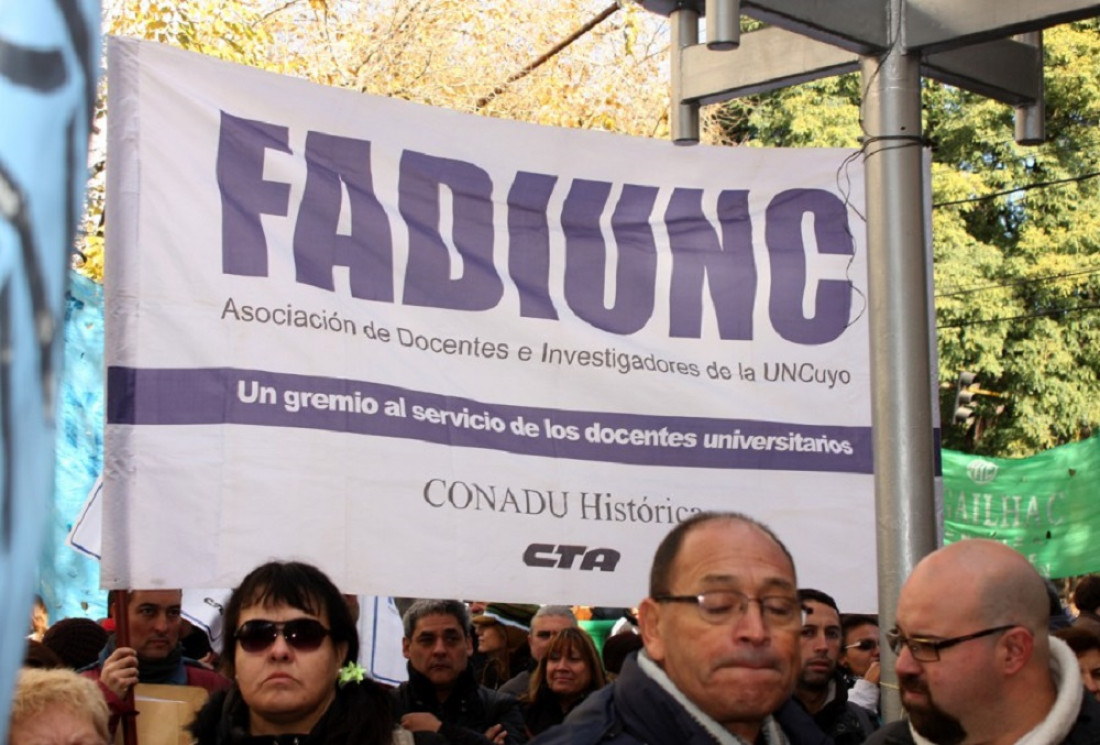 Marcha federal y cuarto intermedio para negociar la paritaria docente