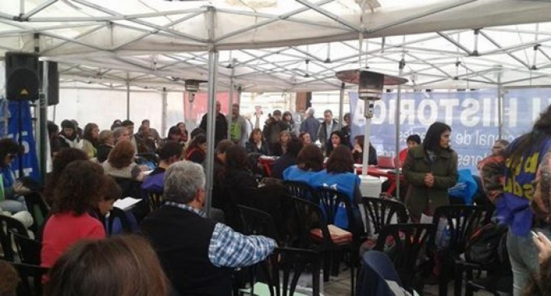 Carpa de docentes universitarios frente al Congreso