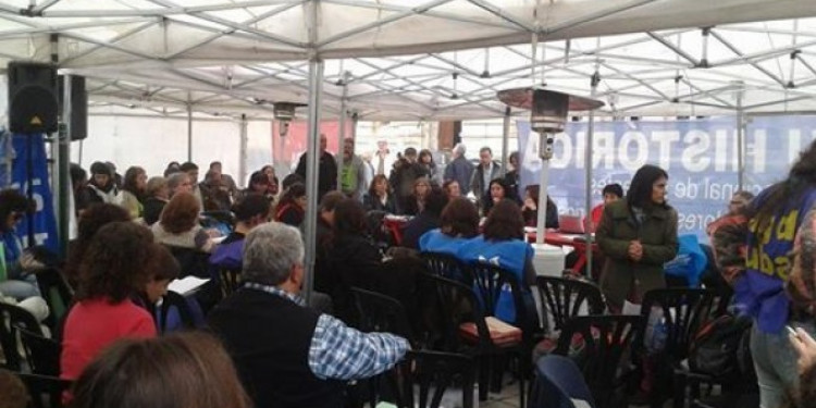 Carpa de docentes universitarios frente al Congreso