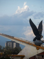 El granizo destrozó la cabeza del icónico cóndor en el Acceso Este