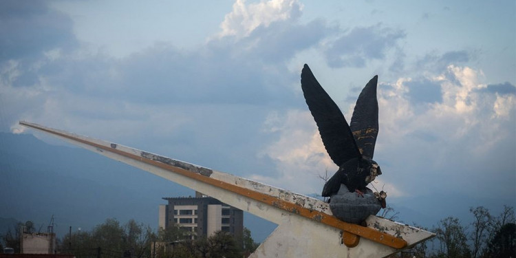El granizo destrozó la cabeza del icónico cóndor en el Acceso Este