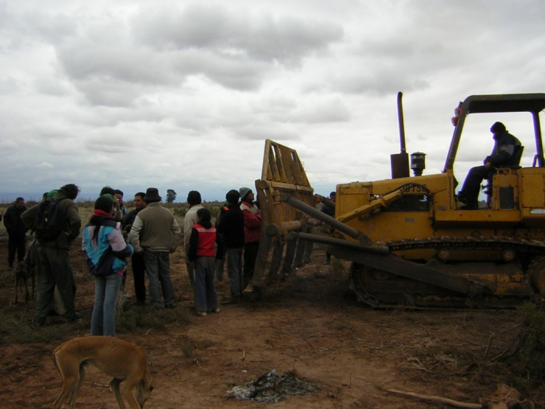 Puesteros resisten intento de desalojo en Punta de Agua