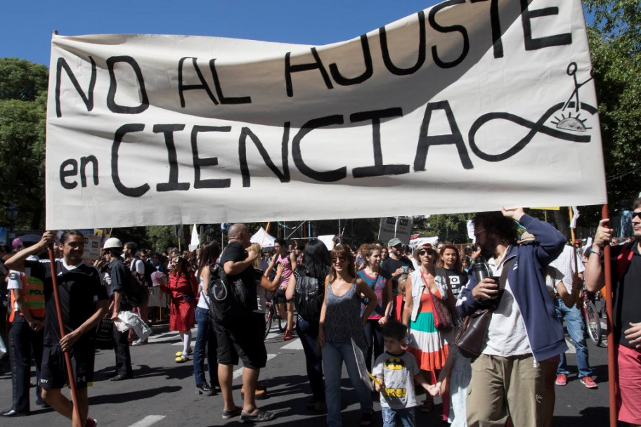 imagen La defensa del agua, de la educación y de la ciencia se colaron en la previa del Carrusel