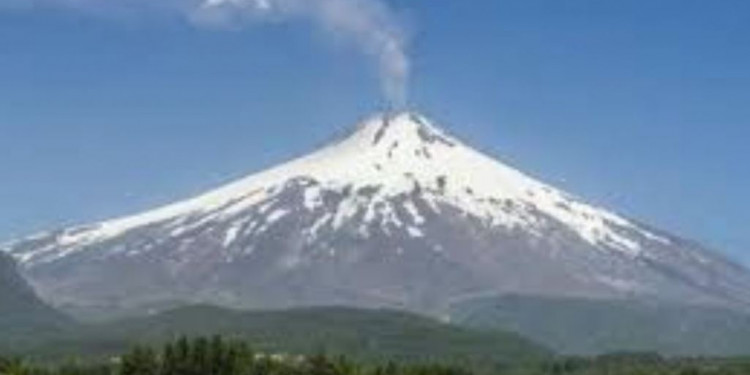 ¿Por qué sale humo del volcán Copahue?