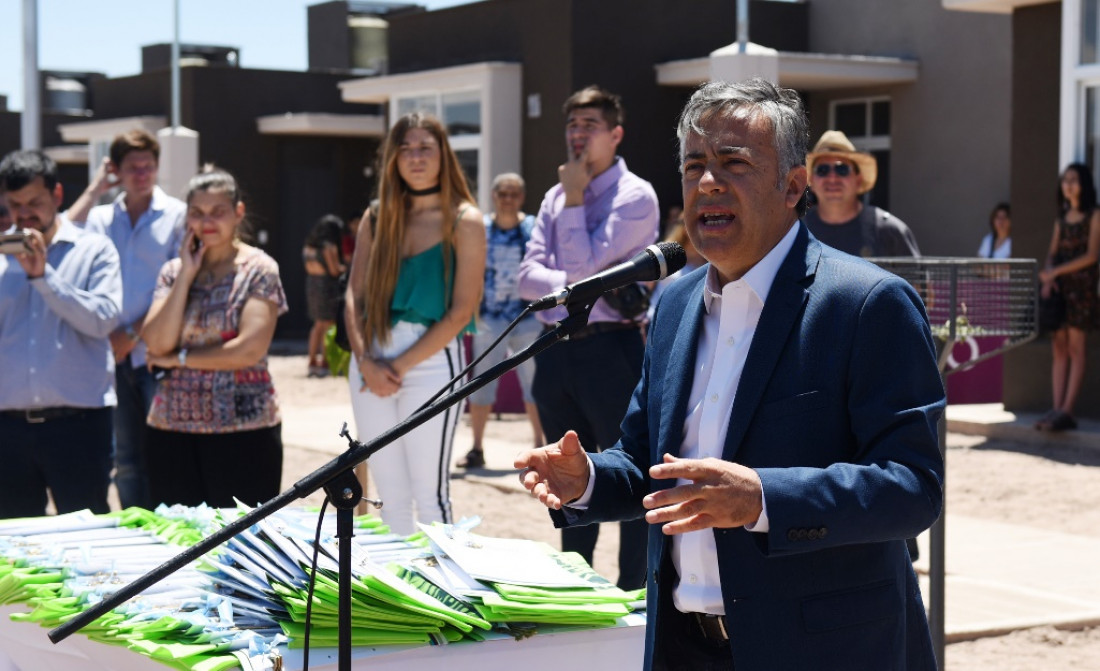 Cornejo defendió sumar días al ciclo lectivo, aunque consintió críticas