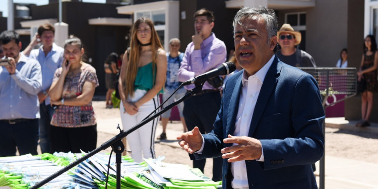 Cornejo defendió sumar días al ciclo lectivo, aunque consintió críticas