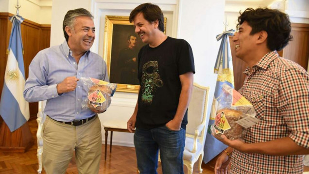 imagen Cornejo recibió el pan "dulcificador" de Unidiversidad