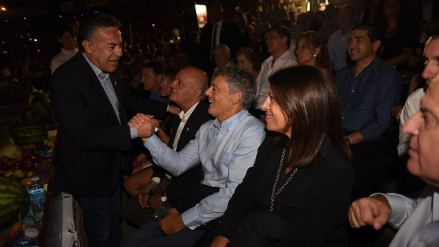 imagen El palco del Acto Central: faltazos, abrazos y discursos