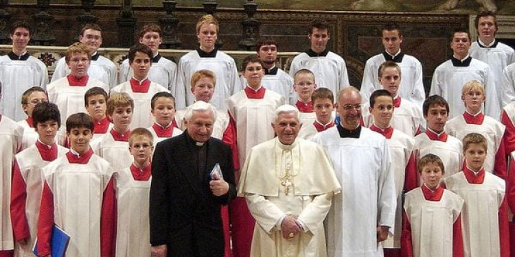 Más de 500 niños del coro dirigido por el hermano de Benedicto XVI fueron abusados