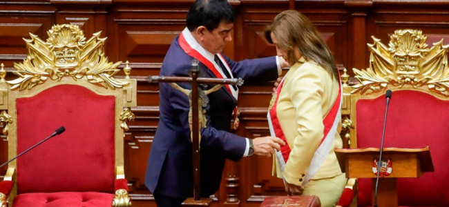 Crisis en Perú: con Castillo detenido, el Congreso tomó juramento a Dina Boluarte como presidenta