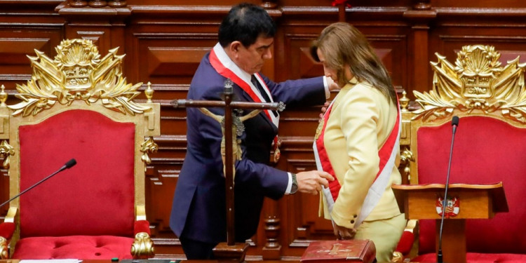 Crisis en Perú: con Castillo detenido, el Congreso tomó juramento a Dina Boluarte como presidenta