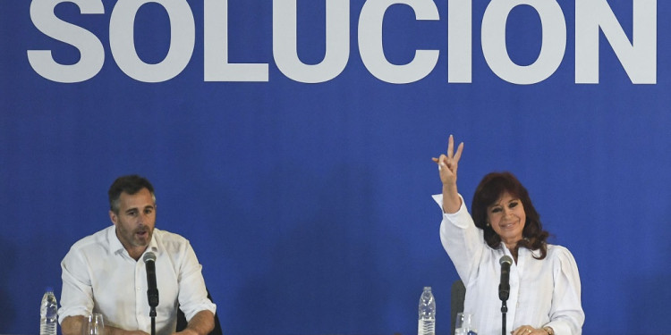 Cristina Fernández volvió a encabezar un acto y reclamó una "suma fija" para recuperar el salario