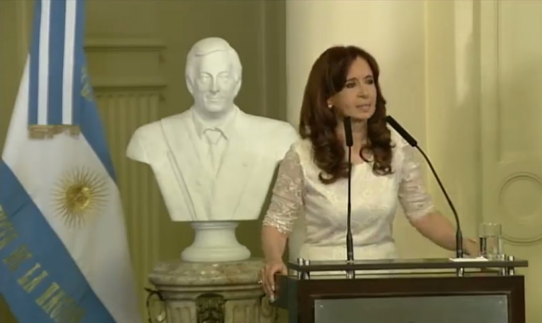 Cristina homenajea a Néstor Kirchner y habla ante la militancia en Plaza de Mayo