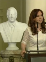 Cristina homenajea a Néstor Kirchner y habla ante la militancia en Plaza de Mayo