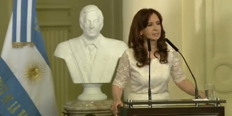 Cristina homenajea a Néstor Kirchner y habla ante la militancia en Plaza de Mayo