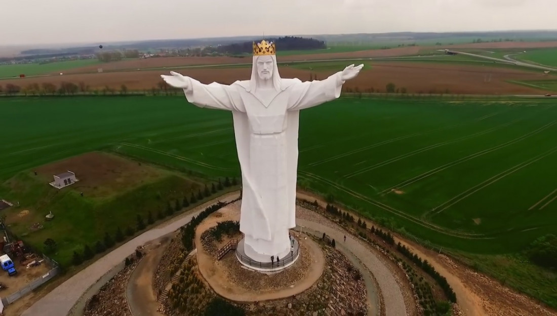 Cura alquila un Cristo para dar señal de internet a los fieles