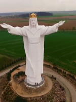 Cura alquila un Cristo para dar señal de internet a los fieles