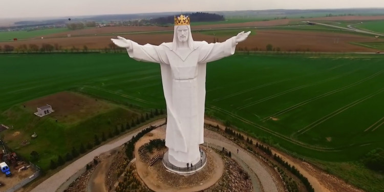 Cura alquila un Cristo para dar señal de internet a los fieles