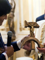 El crucifijo "comunista" y el Papa antisistema