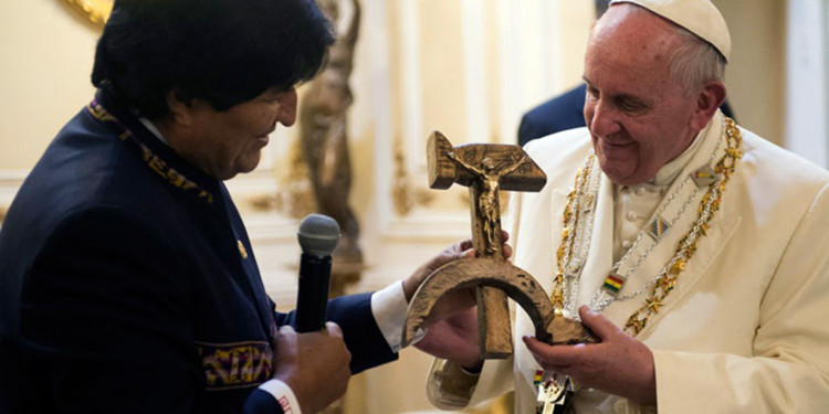 El crucifijo "comunista" y el Papa antisistema