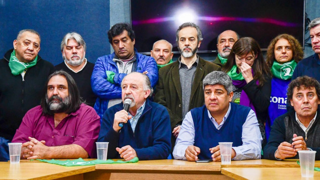 imagen Las dos CTA, camioneros, canillitas y docentes ratificaron el paro del jueves