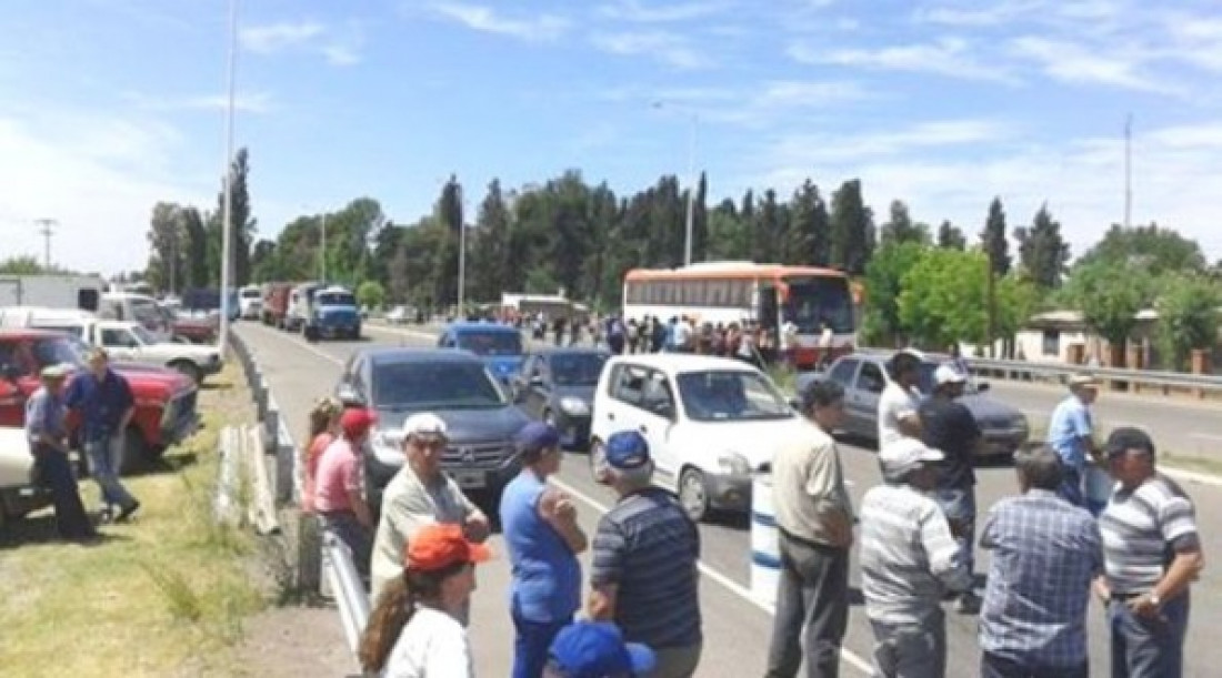 Hierro Indio: Vecinos de Alvear realizaron cortes de ruta para protestar por la media sanción de la Legislatura.