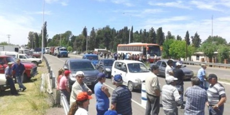 Hierro Indio: Vecinos de Alvear realizaron cortes de ruta para protestar por la media sanción de la Legislatura.