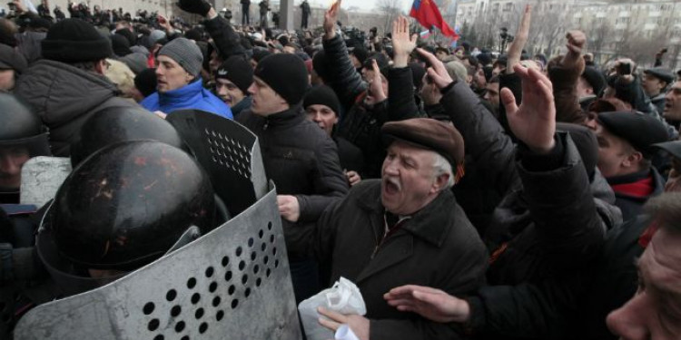"Es probable que Moscú esté usando el referéndumde Crimea como presión sobre Ucrania", advirtió Khatchick Derghougassian